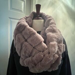 Ann Taylor Faux Fur Scarf in Soft Mauve